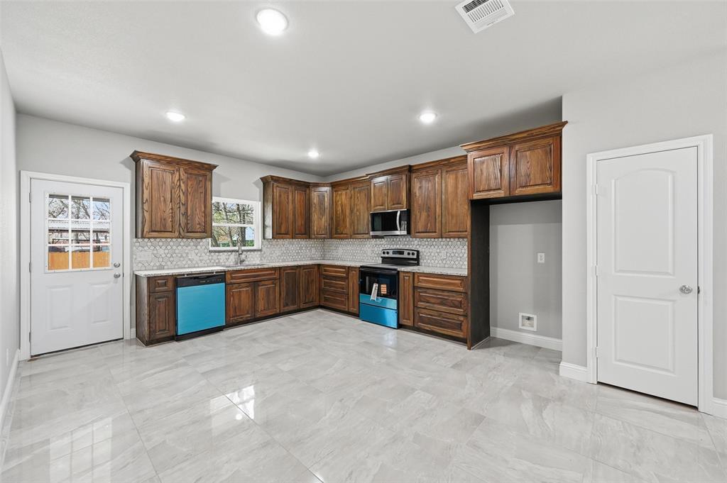 306 Lewis Street Property Photo 8