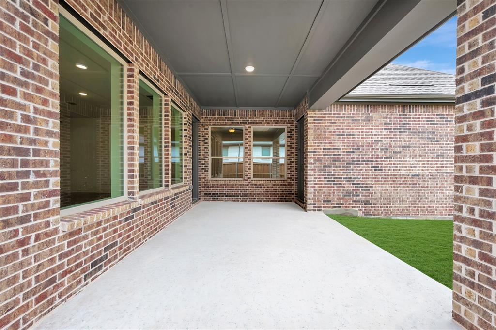 2085 Emerald Grove Drive Property Photo 2