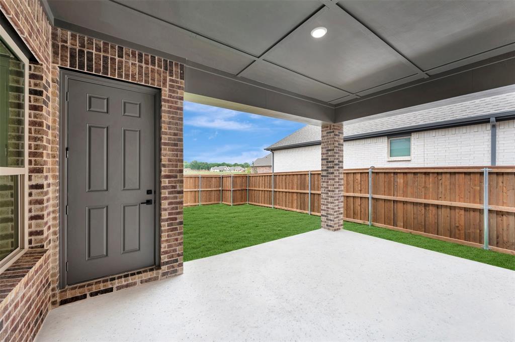 2085 Emerald Grove Drive Property Photo 3