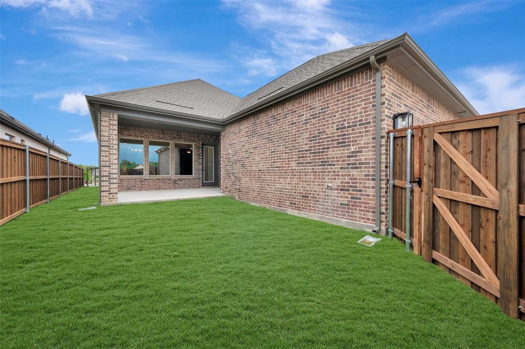2085 Emerald Grove Drive Property Photo 4