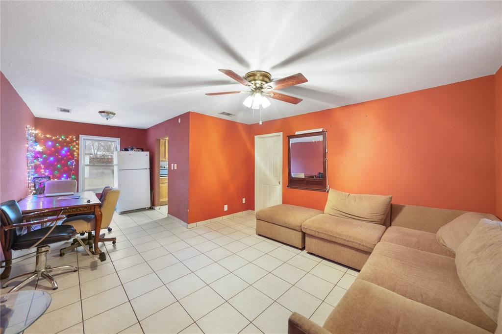 3906 Henderson Street Property Photo 4