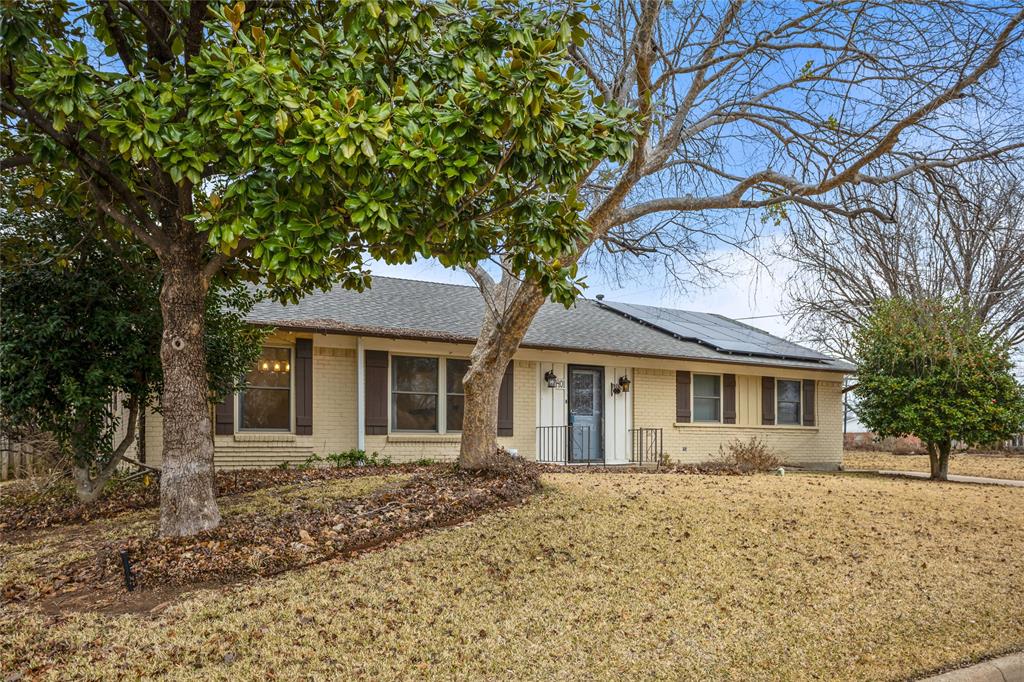 1401 Greenbrier Drive Property Photo 1