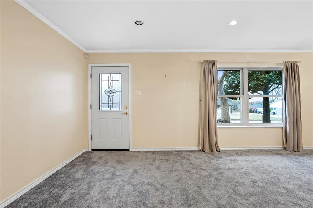 1401 Greenbrier Drive Property Photo 4