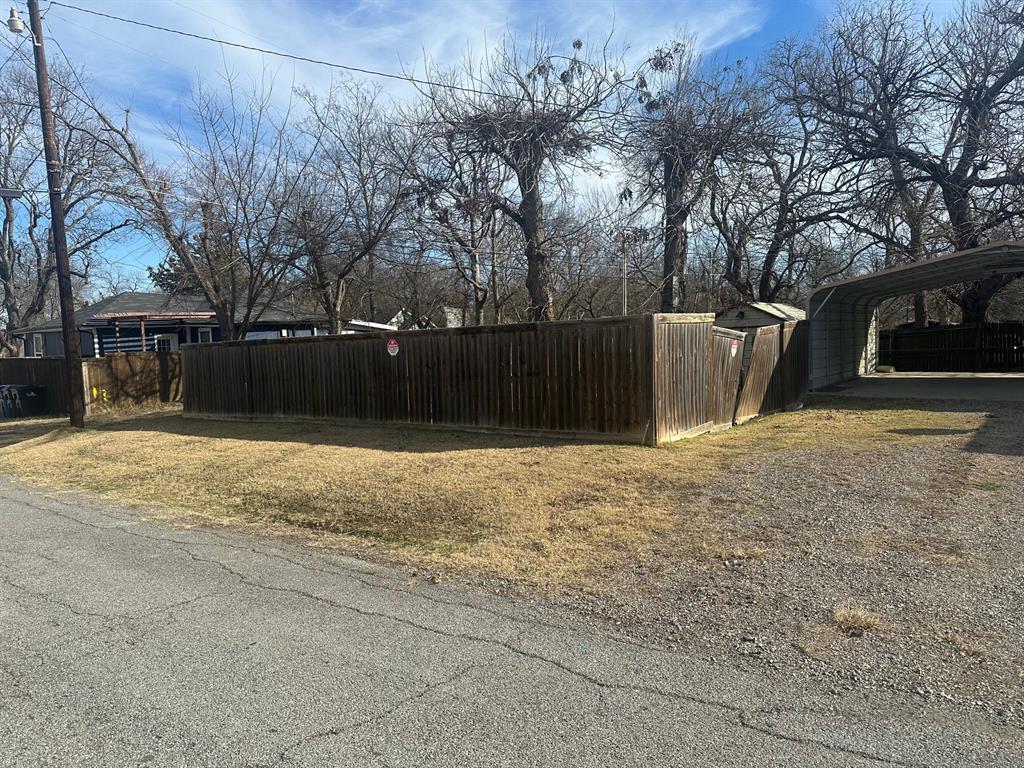 631 W Walker Street Property Photo 4