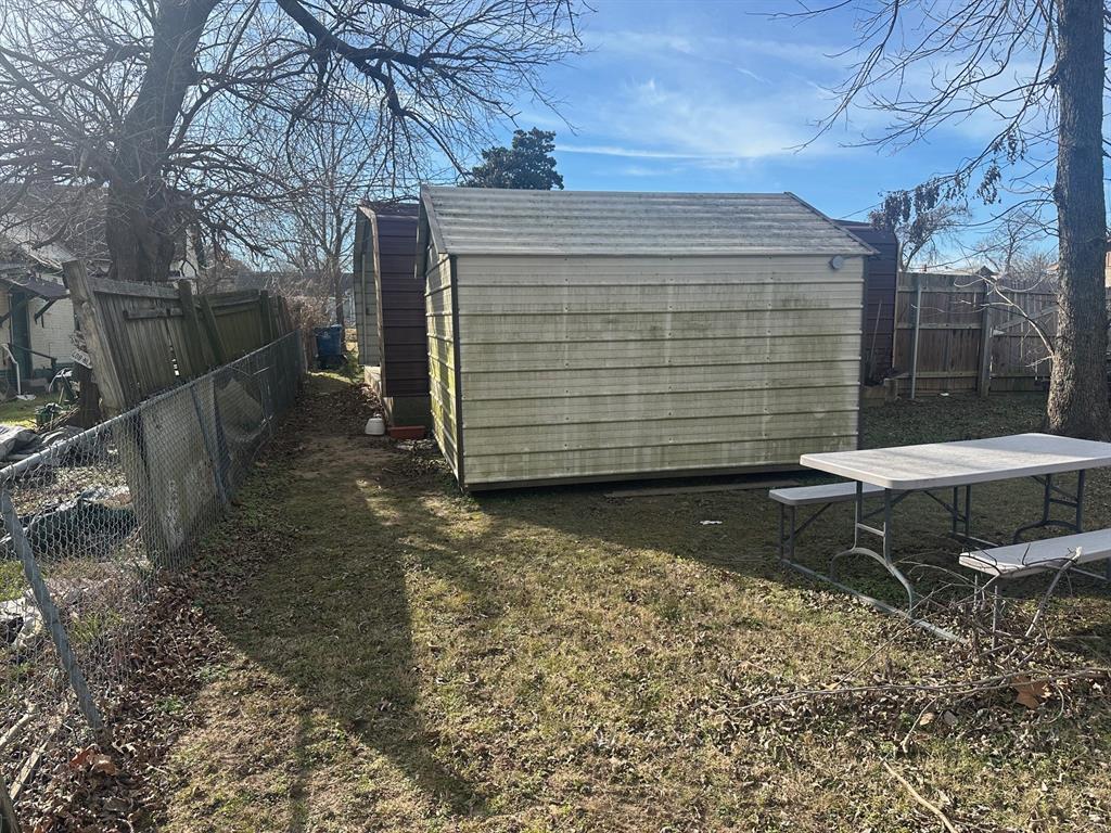 631 W Walker Street Property Photo 10
