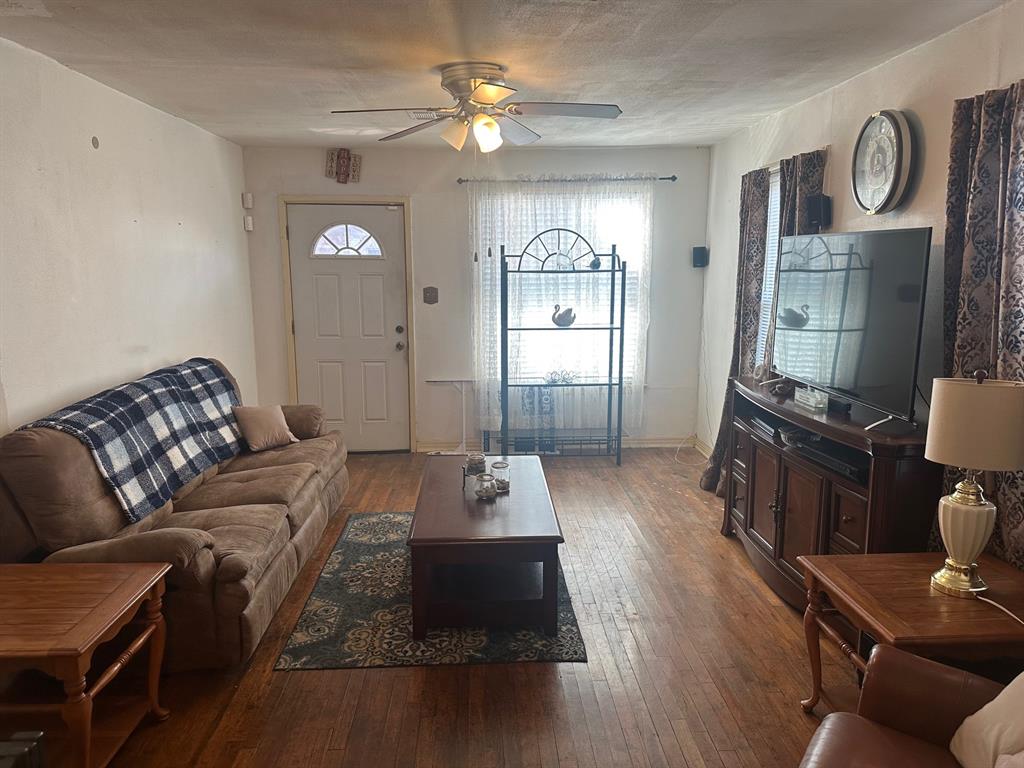 631 W Walker Street Property Photo 14