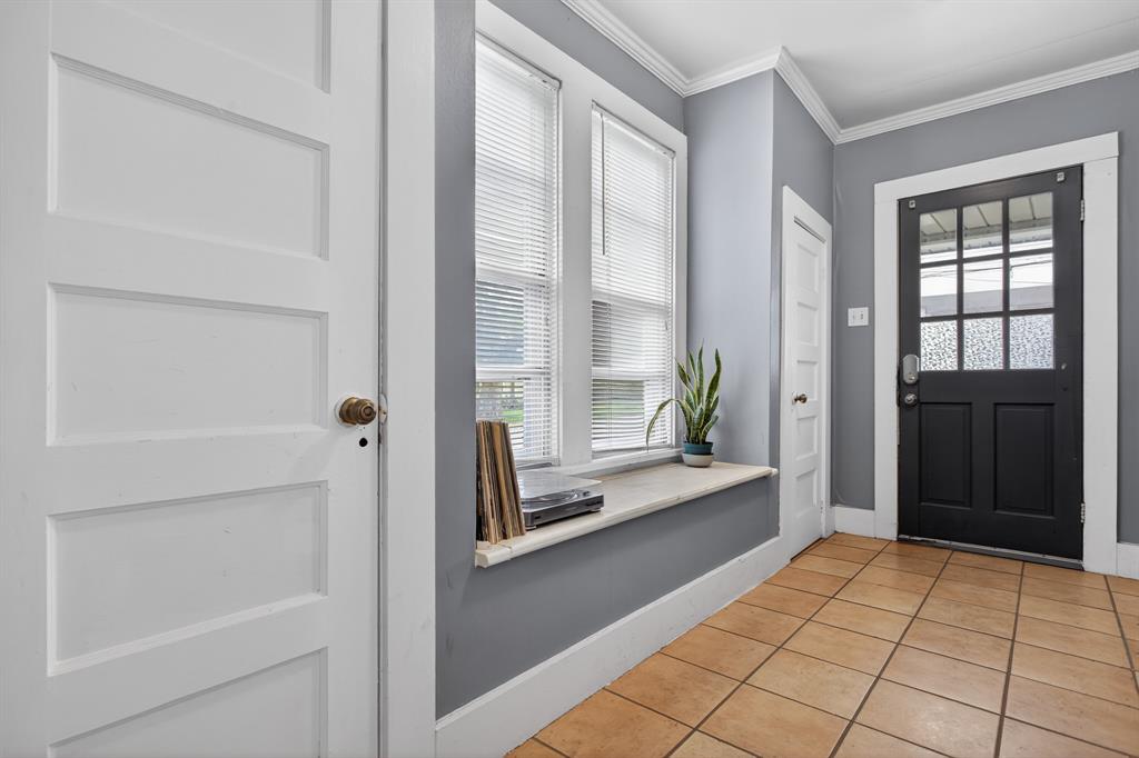 1111 N Austin Street Property Photo 3