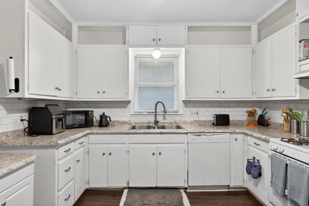 1111 N Austin Street Property Photo 8