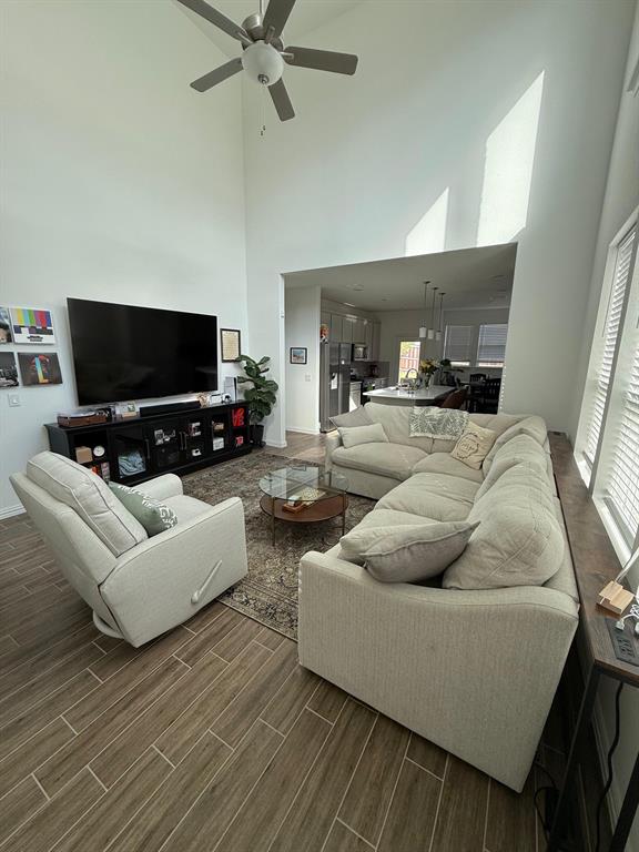 4617 Golden Gate Way Property Photo 9