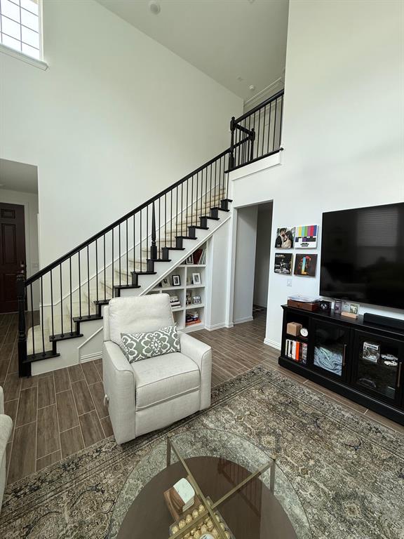 4617 Golden Gate Way Property Photo 10