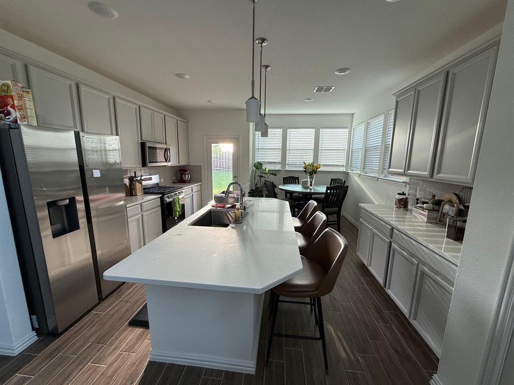4617 Golden Gate Way Property Photo 15