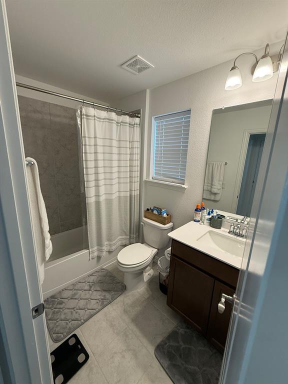 4617 Golden Gate Way Property Photo 18