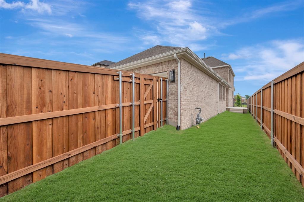 9809 Flourishing Way Property Photo 3