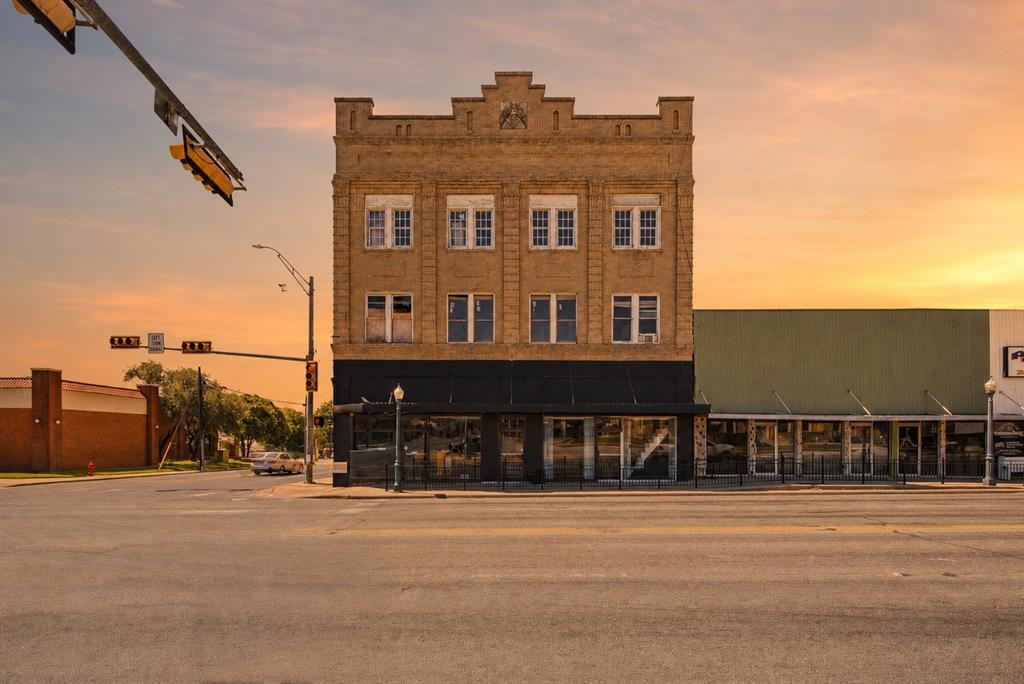 107 S Austin Street Property Photo 4