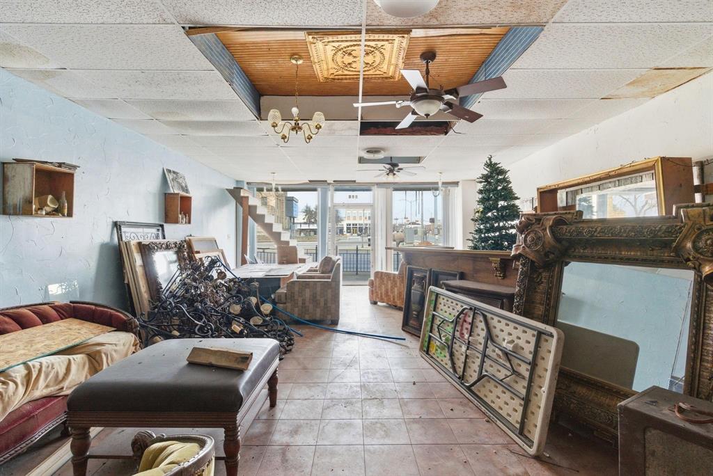 107 S Austin Street Property Photo 15