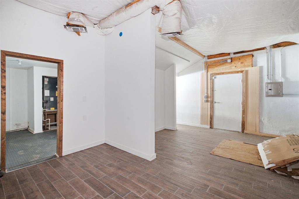 107 S Austin Street Property Photo 23