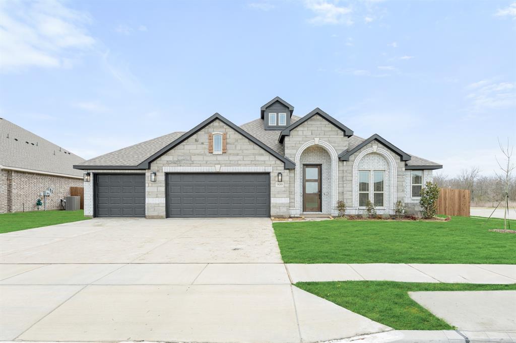 909 Willowbanks Drive Property Photo 1