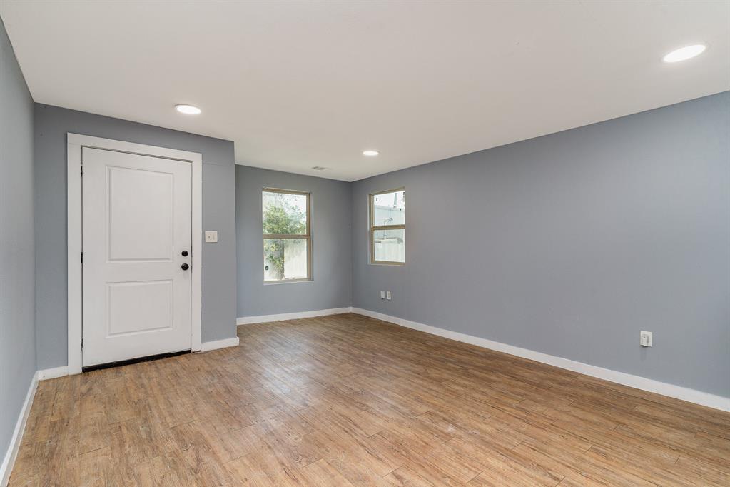 4621 Owenwood Avenue Property Photo 2