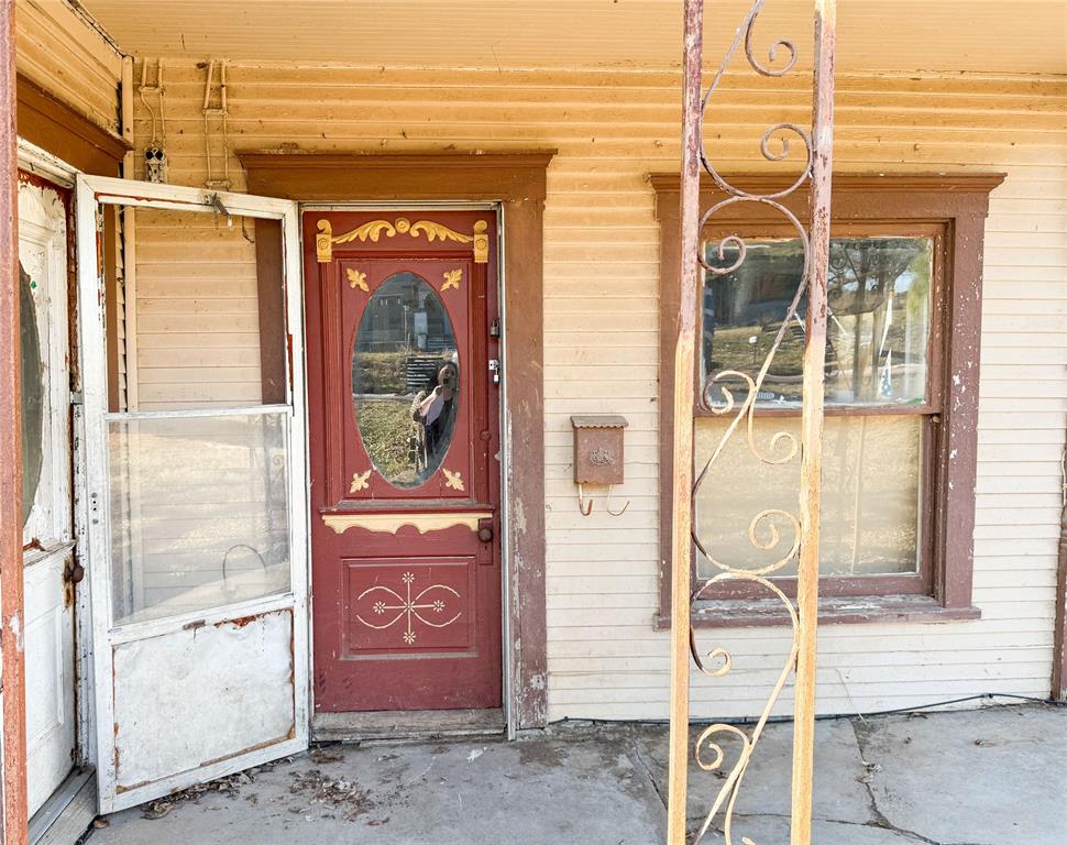 306 W 3rd Street Property Photo 2