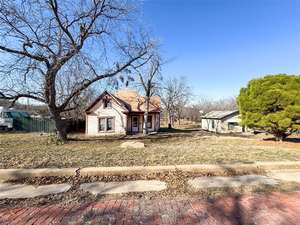 306 W 3rd Street Property Photo 4