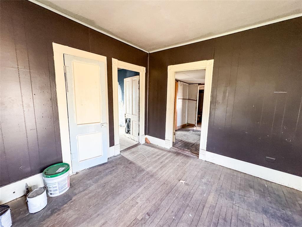 306 W 3rd Street Property Photo 8