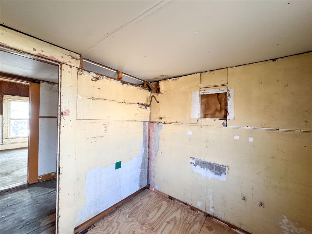 306 W 3rd Street Property Photo 18