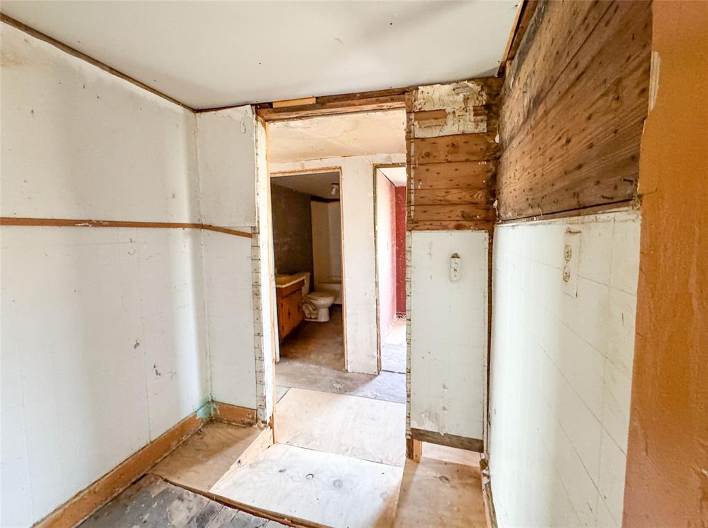 306 W 3rd Street Property Photo 24