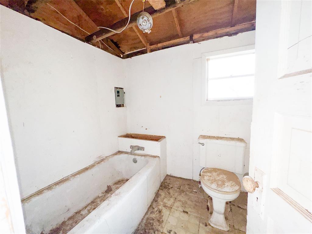 306 W 3rd Street Property Photo 32