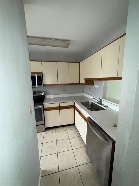 732 W Collins Street Property Photo 5