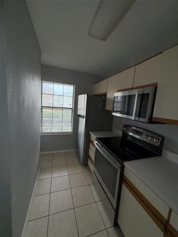 732 W Collins Street Property Photo 7