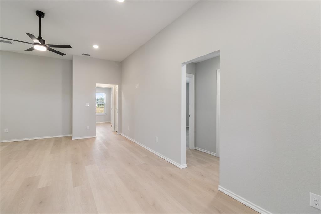 913 E 3rd Street Property Photo 4