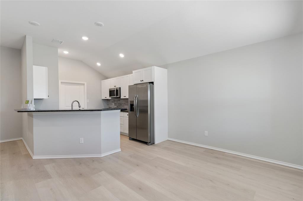 913 E 3rd Street Property Photo 5