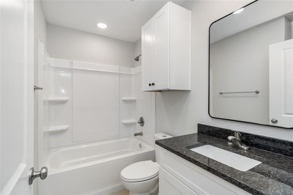 913 E 3rd Street Property Photo 16