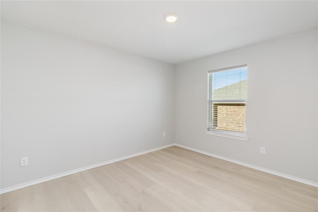 913 E 3rd Street Property Photo 18