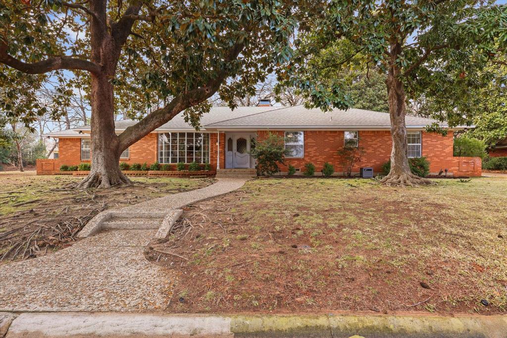 2218 Southridge Drive Property Photo 1