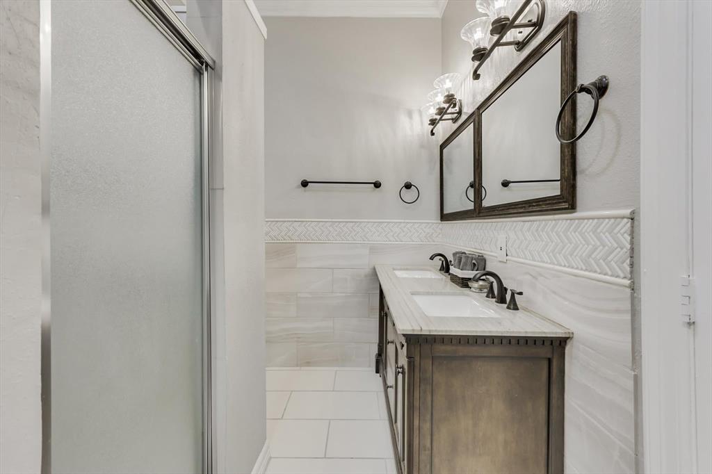 909 Elsbeth Street Property Photo 29