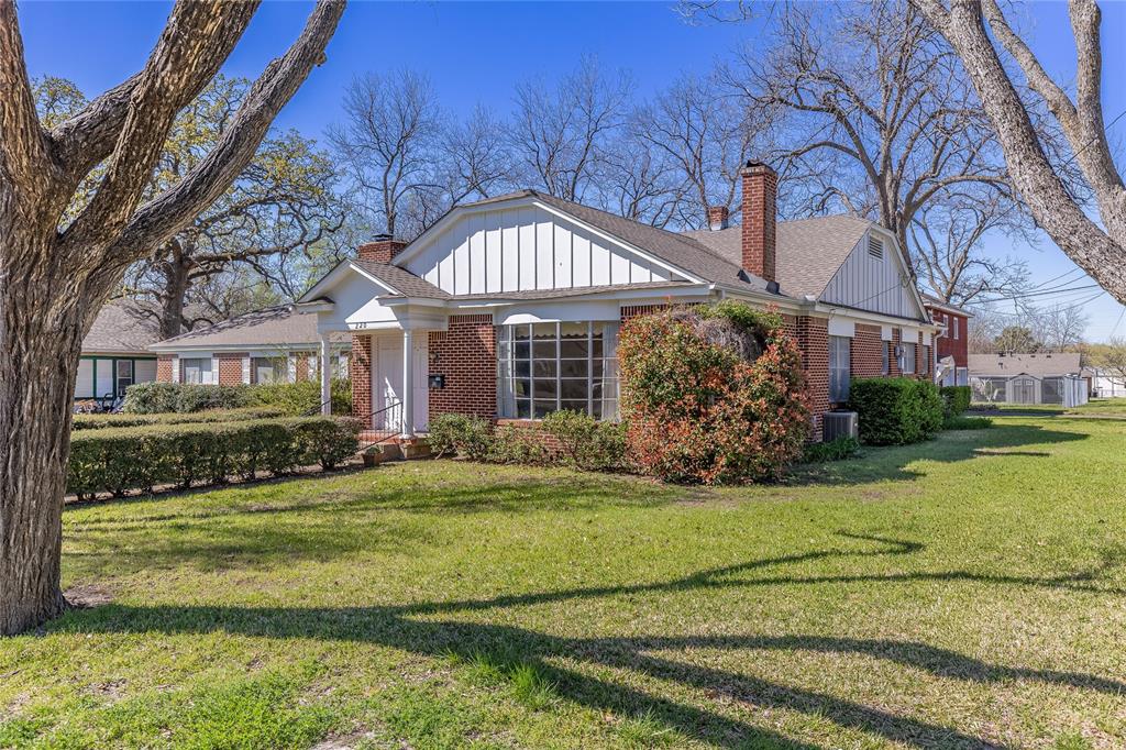 220 N Holly Property Photo 3