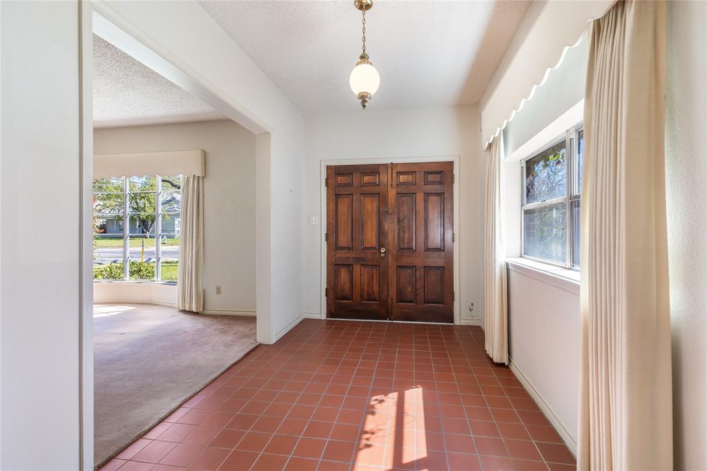 220 N Holly Property Photo 4