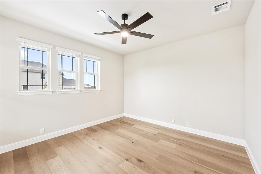 2724 Railway Street Property Photo 5