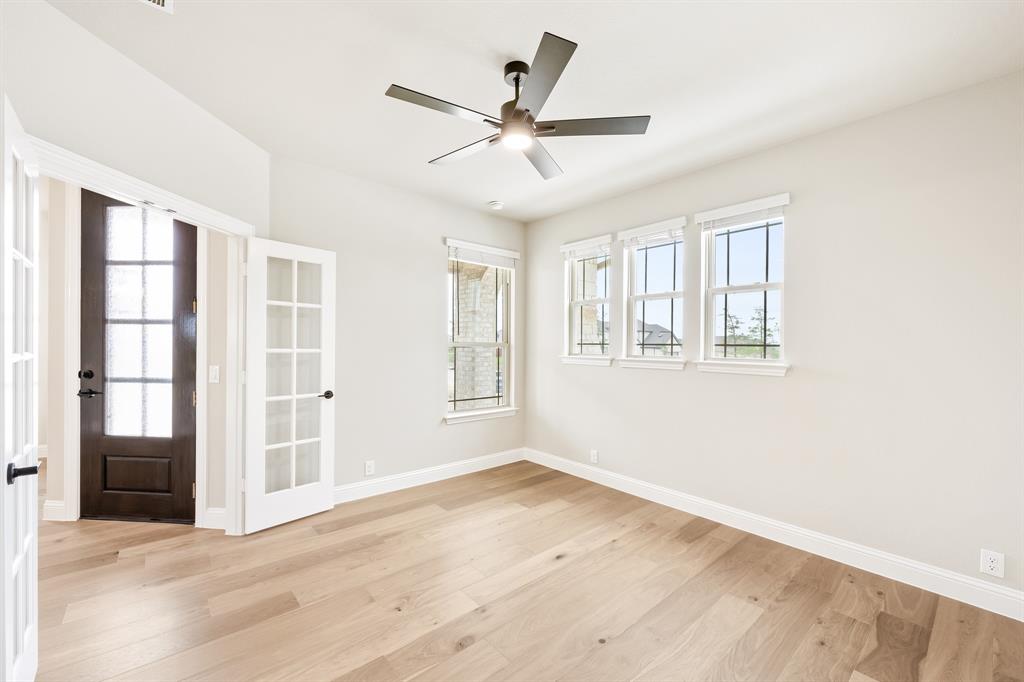 2724 Railway Street Property Photo 6
