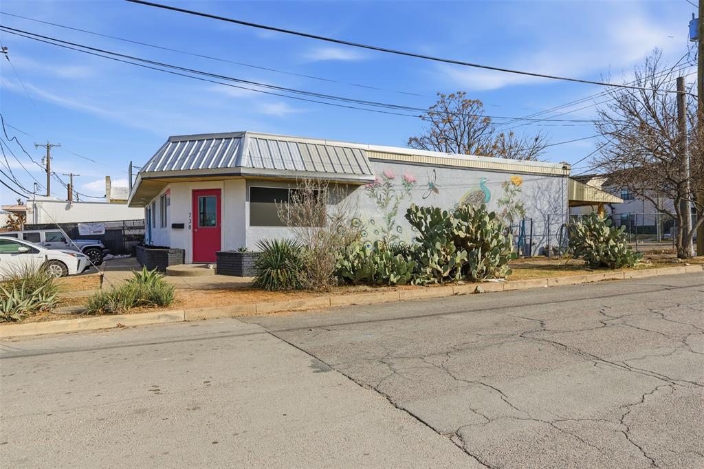 738 W Davis Street Property Photo 2