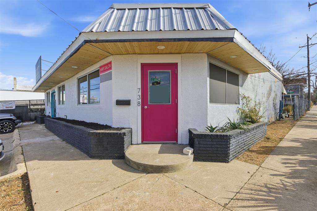 738 W Davis Street Property Photo 3