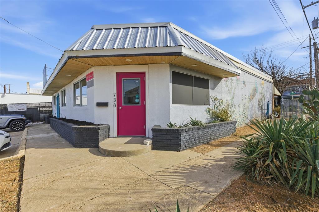 738 W Davis Street Property Photo 4
