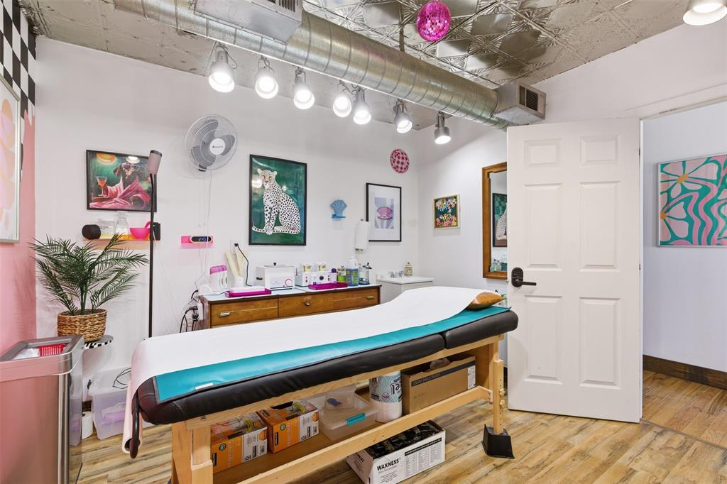 738 W Davis Street Property Photo 19