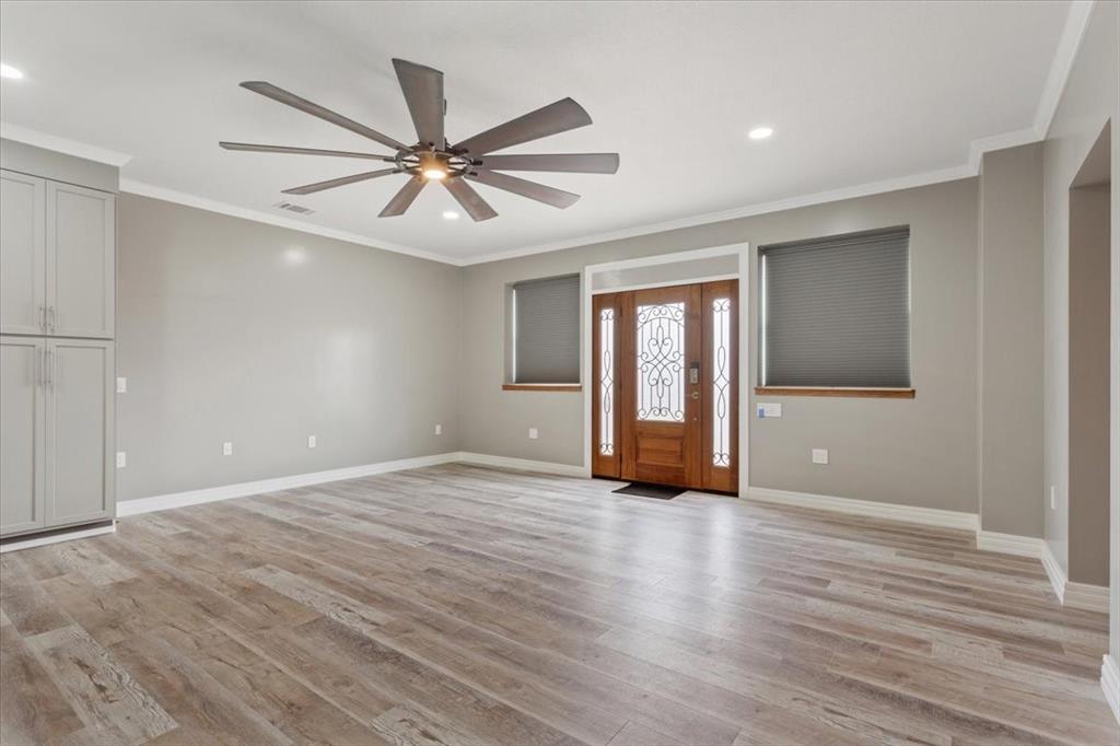 202 N Avenue D Property Photo 6