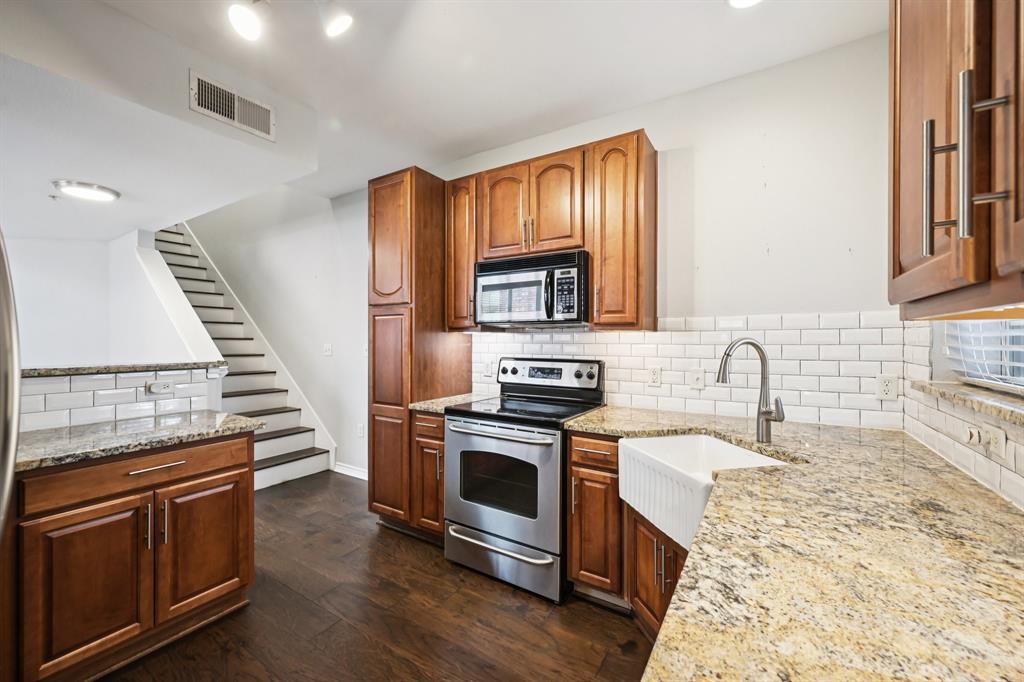 1049 Colonial Drive Property Photo 4