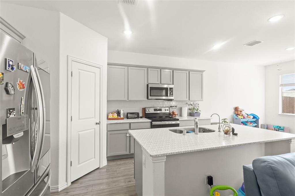 3505 Riverside Drive Property Photo 8