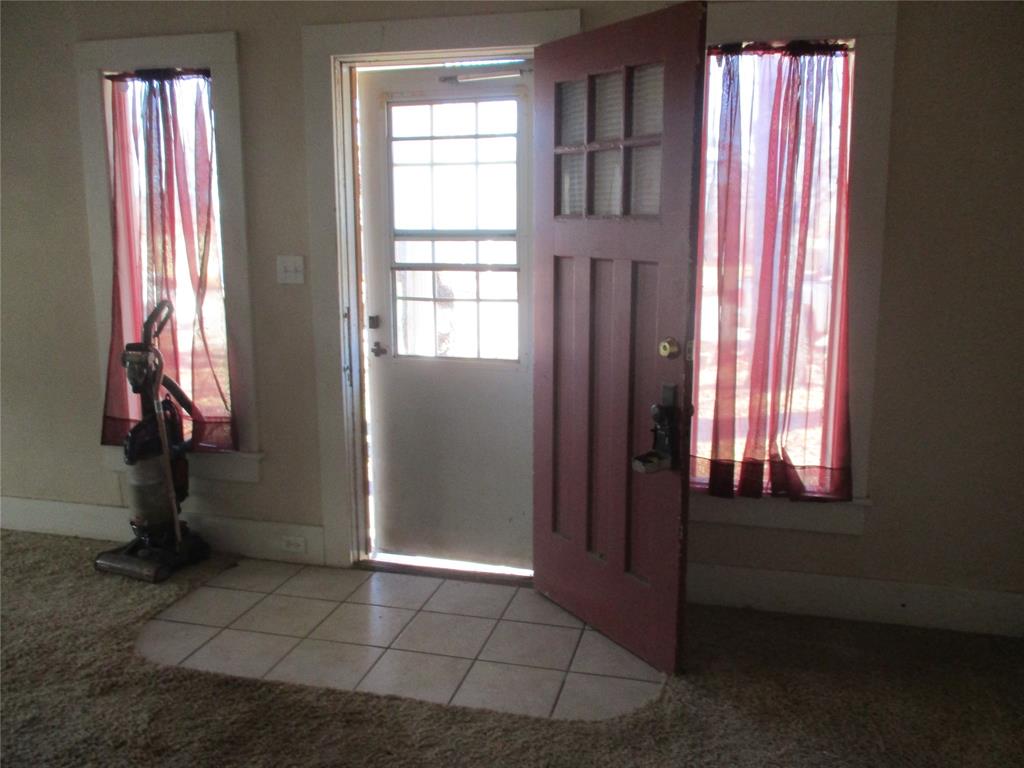 205 S Oaklawn Property Photo 3