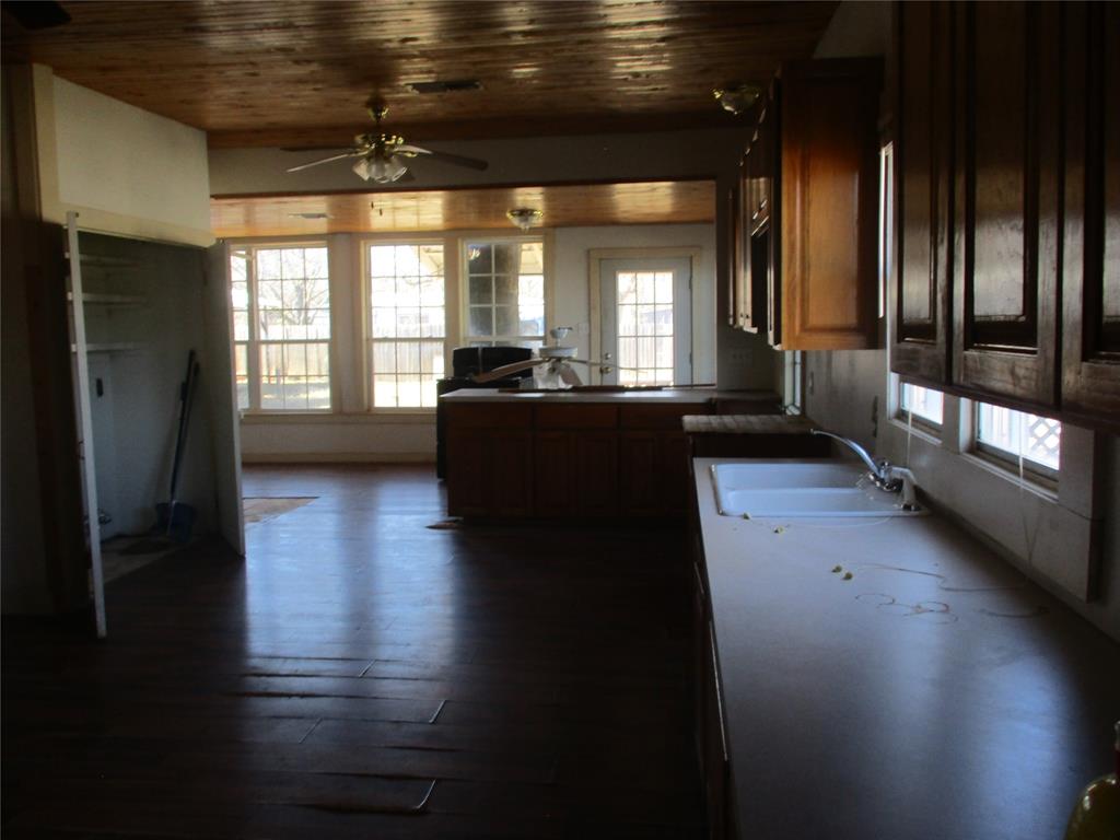205 S Oaklawn Property Photo 6