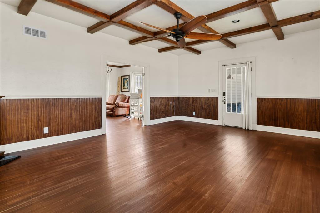 206 S Avenue B Property Photo 6